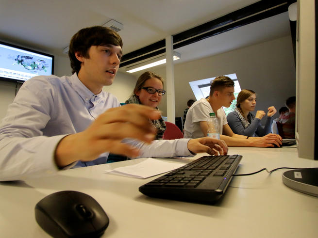 Gemeinsam lernen: In gemischt nationalen Projektgruppen wurden die virtuellen 3D-Gebäudemodelle erstellt. <span>Foto: Piet Meyer</span>