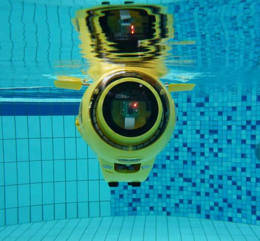 Tests von neuentwickelten Funktionen des autonomen Unterwasserfahrzeugs im benachbarten Schwimmbad "Nautimo".