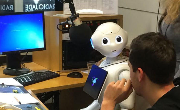 Roboter Pepper wurde für die Radiosendung über die Zukunft interviewt. <span>Foto: Nahid Dawood/Jade HS</span>