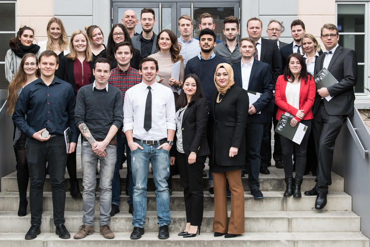 Die Bachelor- und Master-Absolvent_innen des Fachbereichs Architektur im Wintersemester 2015/16.<span>Foto: Andreas Rothaus</span>