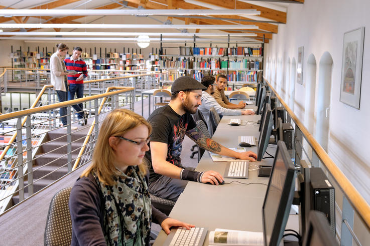 Die Nutzung der elektronischen Ressourcen der Jade Hochschule steigt. Bereits 13.800 E-Books stehen campusweit zur Verfügung. Foto: Tobias Trapp