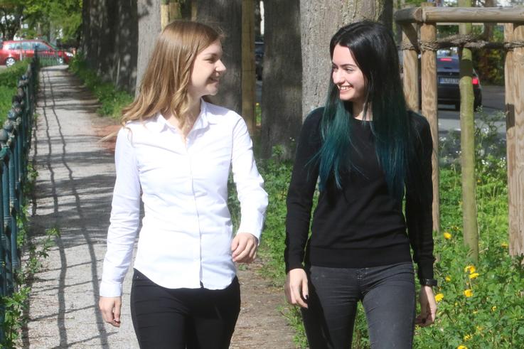 Die Studentinnen Sarah Rosenthal (li.) und Merve Sekmen erlernten Techniken, wie sie sich im Alltag behaupten, schützen und verteidigen können. <span>Foto: Piet Meyer/Jade HS</span>