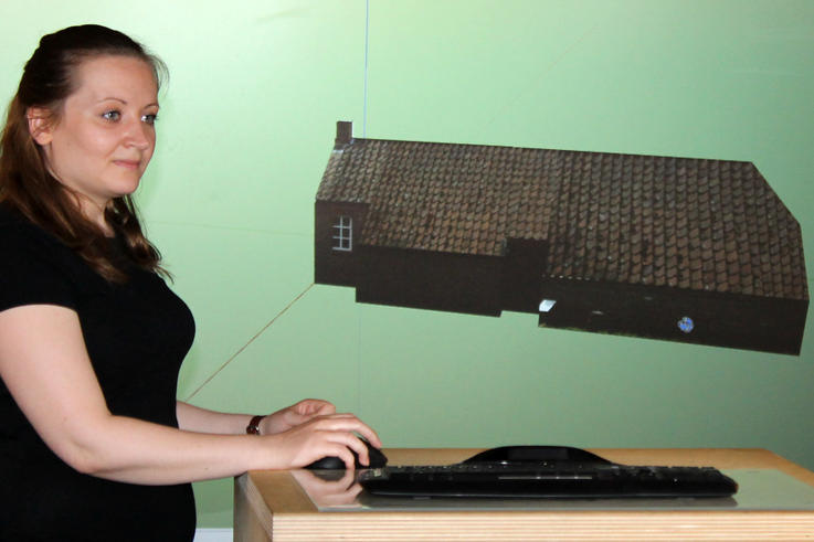 Lena Bodimer, Studentin der Geoinformatik, präsentiert die Modellierung eines Gebäudes aus dem Museumsdorf Cloppenburg.