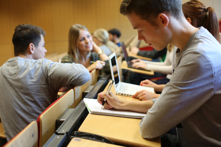 Jedes Jahr wird ein Drittel der Fächer durch das Centrum für Hochschulentwicklung (CHE) neu bewertet. 2017 sind das die Fächer BWL, Jura, Soziale Arbeit, VWL, Wirtschaftsinformatik, Wirtschaftsingenieurwesen, Wirtschaftsrecht und Wirtschaftswissenschaften.<span>Foto: Bonnie Bartusch</span>