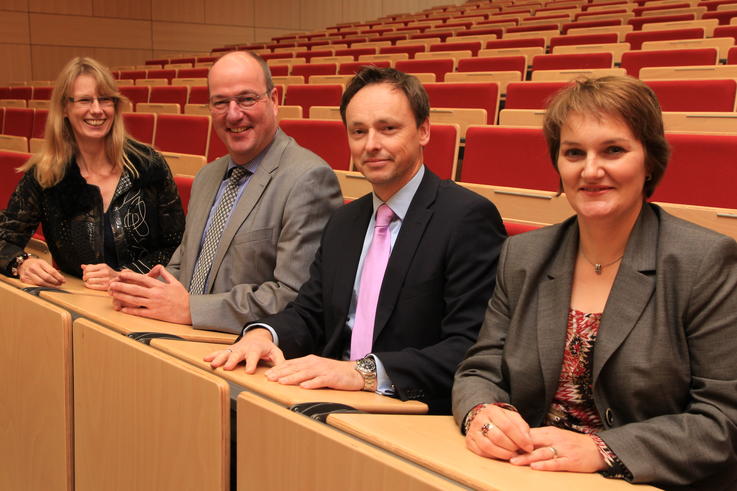 Vereinbaren eine enge Kooperation (von links): Prof. Dr. Andrea Czepek, Gerd Abeldt, Chefredakteur der Wilhelmshavener Zeitung, Dr. Stephan Kolschen, Verlagsleiter der Brune-Mettcker Druck- und Verlagsgesellschaft, und Prof. Dr. Eva Nowak. (Foto: Björn Lübbe)