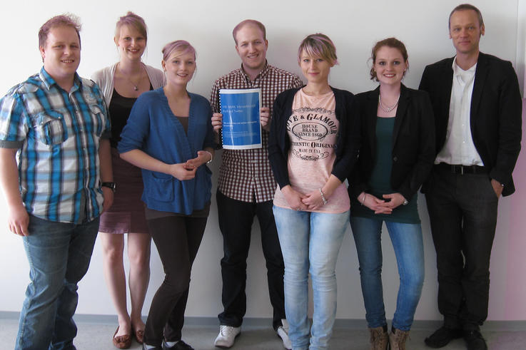 Stolz präsentiert das Team der Studierenden das Ergebnis der umfangreichen Untersuchung (v.li.): Philipp Busch, Nina Dehnbostel, Nadine Küppers, Tobias Hoiten, Judyta Wapniarz, Flore-Evemie Faust, Prof. Dr. Andreas Schelske