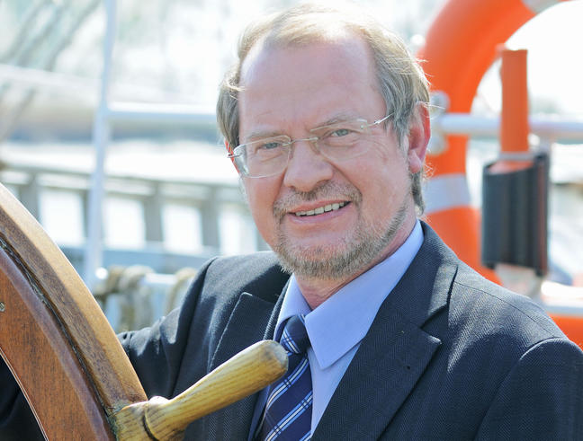 Prof. Dr. Klaus-Jürgen Windeck lehrt seit 1986 an der Hochschule und vertritt das Fachgebiet Seeverkehrsökonomie. Seit 1997 führt er den Fachbereich Seefahrt. Bevor er den Ruf nach Elsfleth annahm, war er unter anderem als internationaler Unternehmensberater tätig.