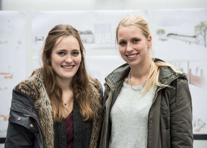 Joke Henrike Lamping (li) und Laura Janssen, die Gewinnerinnen des ersten Preises.