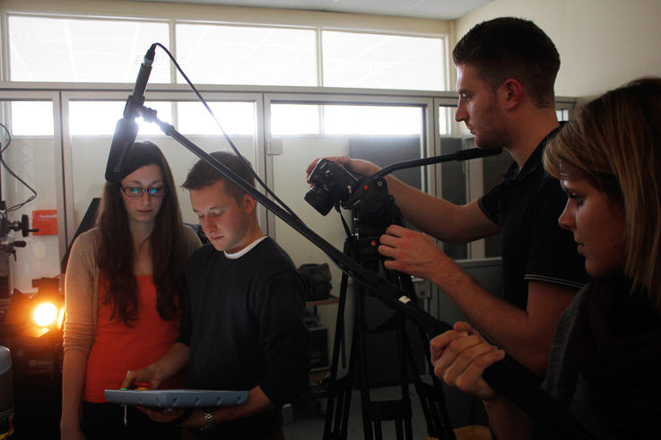 In ihrem Video-Kurzportrait zeigen die Studierenden vor allem, wie die Masterstudenten Lena Borchard und Tim de Vries aus dem Fach Robotik mit UR 10 arbeiten und wie sie davon für ihr Studium profitieren.