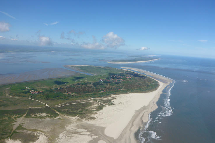 Die Küstenlinie verändert sich kontinuierlich. Fernerkundung soll helfen, diese Veränderungen zu verstehen.(Vorne im Bild: Insel Spiekeroog)