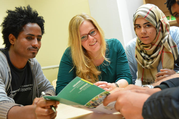 Svenja Renner, Mitarbeiterin des International Office, erklärt den Geflüchteten, welche Studienmöglichkeiten ihnen an der Jade Hochschule offen stehen. <span>Foto: Axel Biewer</span>