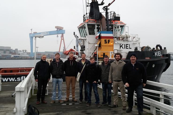 Prof. Dr. Werner von Unruh (re) und seine Studierenden führten Manövrierübungen auf der Kieler Förde durch.
