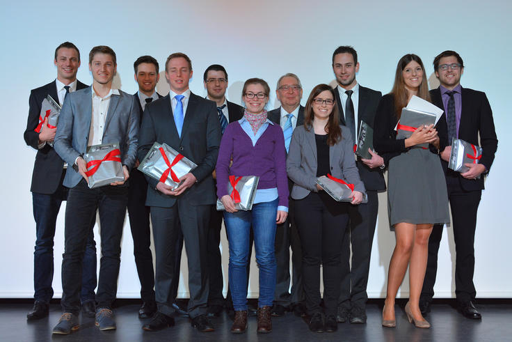 Besondere Leistungen im Studium werden belohnt – bei der Graduierungsfeier mit Buchpreisen und Ehrenurkunden.