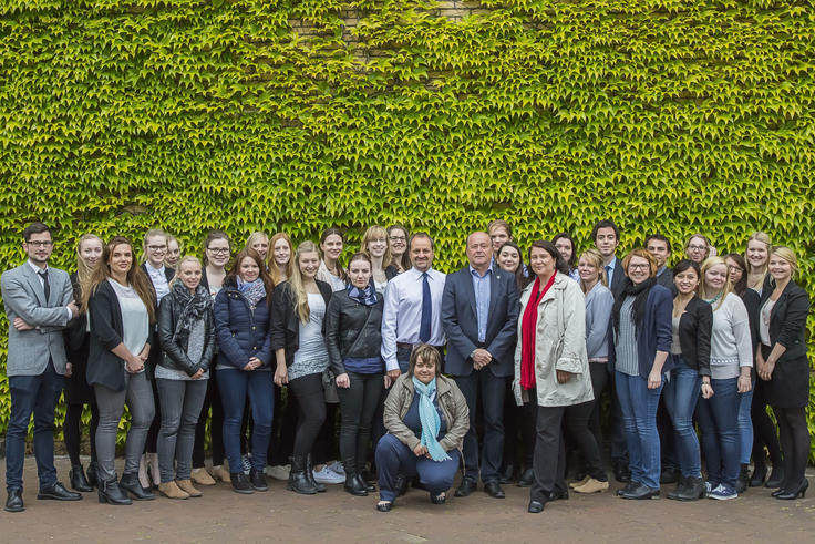 Prof. Dr. Enno Schmoll, Bad Doberans Bürgermeister Thorsten Semrau und die Leiterin der Tourist-Information Kerstin Morgenroth (Mitte, v.li.) begleiteten die Studierenden.<span>Foto: Jade HS</span>