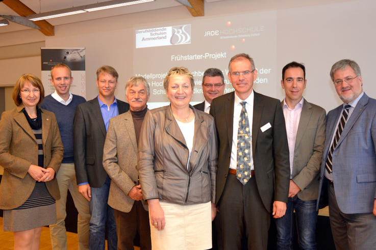 Sehen das Frühstarter-Programm an der BBS Ammerland als große Chance für die Region (v.li.): Barbara Woltmann, Dennis Rode, Jens Ostendorf, Norbert Groen, Wilma Eberlei, Jörg Bensberg, Prof. Dr. Gerd Hilligweg, Jörg Brunßen und Stephan Albani. <span>Foto: Jade HS</span>