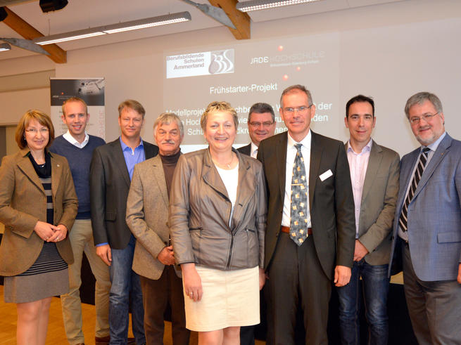 Sehen das Frühstarter-Programm an der BBS Ammerland als große Chance für die Region (v.li.): Barbara Woltmann, Dennis Rode, Jens Ostendorf, Norbert Groen, Wilma Eberlei, Jörg Bensberg, Prof. Dr. Gerd Hilligweg, Jörg Brunßen und Stephan Albani. <span>Foto: Jade HS</span>