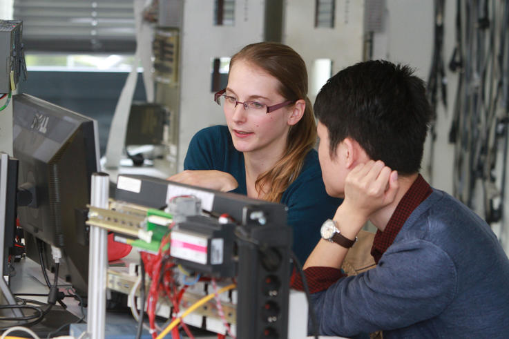 In kleinen Arbeitsgruppen können die Studierenden sich auf die neue Lernsituation einstellen.<span>Foto: Piet Meyer/ Jade HS</span>