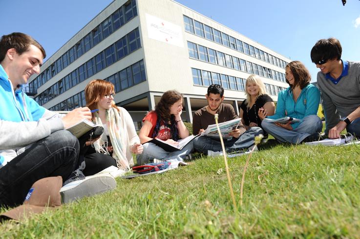 Zum Alumnitag am Studienort Wilhelmshaven der Jade Hochschule am 23. September sind auch die Absolventinnen und Absolventen des Studiengangs Feinwerktechnik eingeladen. <span>Foto: Jade HS</span>