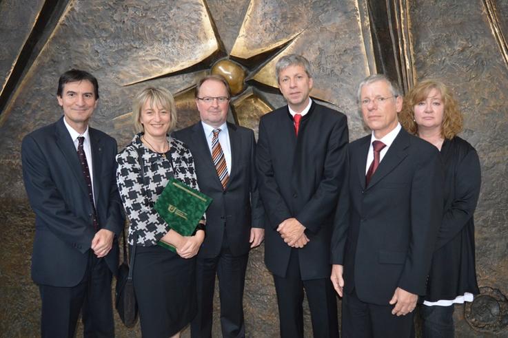 Nach der Graduierungsfeier in Gödölö: (v.l.) Dr. Miklos Daroczi, (von der Jade HS:) Andrea Menn, Prof. Dr. Heiner Köster, Dr. habil. Elmar Schreiber, Prof. Dr. Jürgen Legler, Iris Wilters. Mit zur Delegation gehörten ebenfalls Rita Forkel und Sabine Ahlers aus dem International Office der Jade HS.