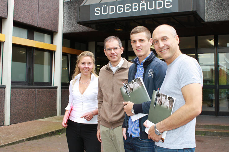 Jürgen Lamberty (Geschäftsführer der  erka Verpackungssysteme GmbH) mit Student Melvin Lamberty, Dekan Prof. Dr. Hilligweg und Studiengangsbetreuerin Eva-Maria Geschonke (v.r.n.li.). Foto: Sonja Irouschek