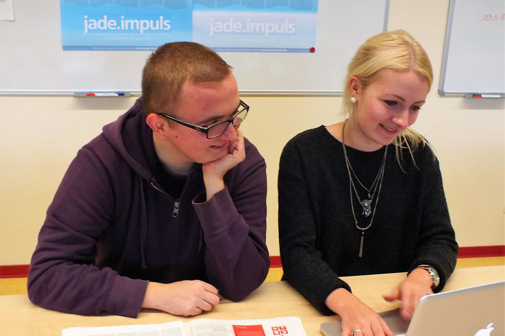 Michelle und Marco sind in ihre Arbeit beim Lehrverlag vertieft. <span>Foto: Patrik Klapetz</span>