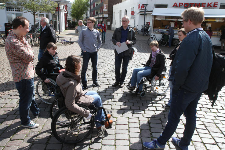 Gemütlich durch die Innenstadt fahren? Dank des Kopfsteinpflasters eine Belastungsprobe für den Rollstuhl und die Gelenke. <span>Foto: Piet Meyer </span>