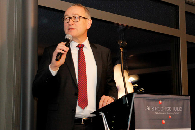 Hochschulpräsident Prof. Dr. Manfred Weisensee blickte gemeinsam mit Beschäftigten und Freunden der Jade Hochschule ins neue Jahr. <span>Foto: Kadija Ege</span>