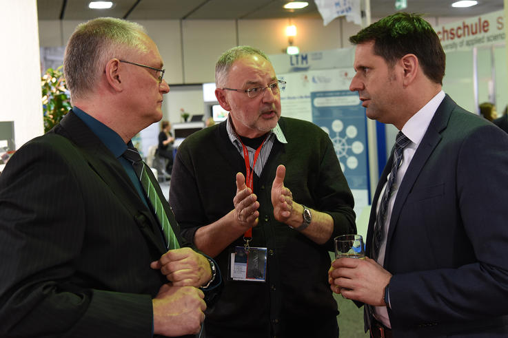 (v.l.) Prof. Dr. Torsten Kirstges und Prof. Dr. Uwe Weithöner tauschen sich mit Olaf Lies aus.