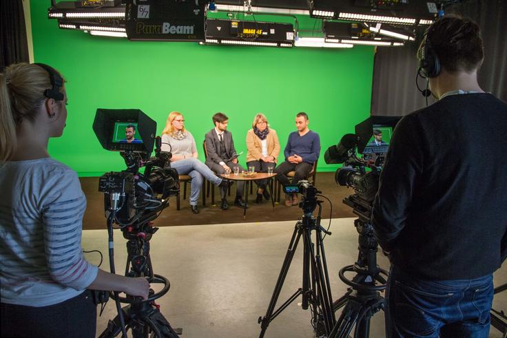 Julia Müller und Gregor Hanewacker an den Studiokameras, im Hintergrund die Studiogäste und der Moderator vor der Greenscreen, v.l.: Svenja Renner, Thomas Ferstl, Petra Heiler-Klene und Murat Haj Abdo