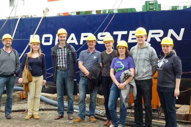 Forschungsschiff “Polarstern” im Trockendock mit Teilnehmern der Exkursion. Foto: H. Holocher