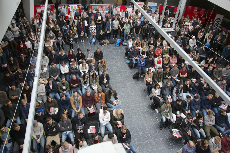 Full House: Der Lichthof am Studienort Oldenburg war zum Studienstart gut besucht.<span>Foto: Piet Meyer</span>