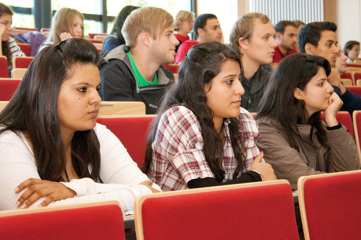 Die Studierenden beschäftigen sich in internationalen Teams mit Fragestellungen der Medizintechnik. Foto: Sonja Irouschek