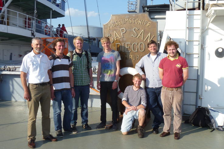 Führung und Fahrt mit der "Cap San Diego": Prof. Dr. Werner von Unruh (li.), der selbst Dienst auf diesem Schiffstyp geleistet hatte, führte die Studierenden durch den Stückgutfrachter. Foto: Nicolas Nause