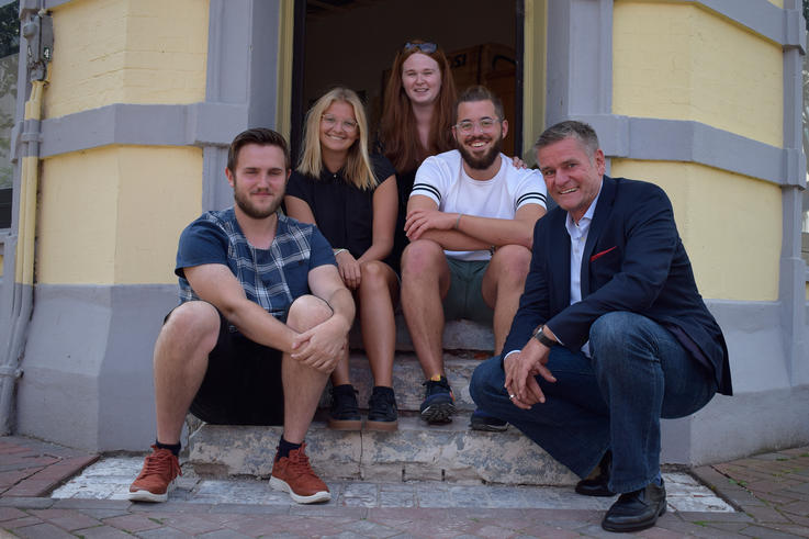 (v.l.) Dennis, Carina, Vanessa, Ferdinand und Dr. Jürgen Petzold freuen sich auf die Eröffnung des Freiblock-Cafés.