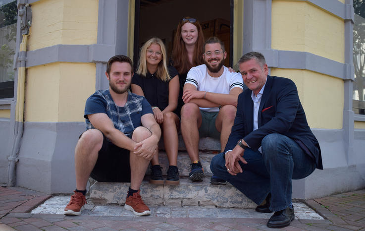 (v.l.) Dennis, Carina, Vanessa, Ferdinand und Dr. Jürgen Petzold freuen sich auf die Eröffnung des Freiblock-Cafés.