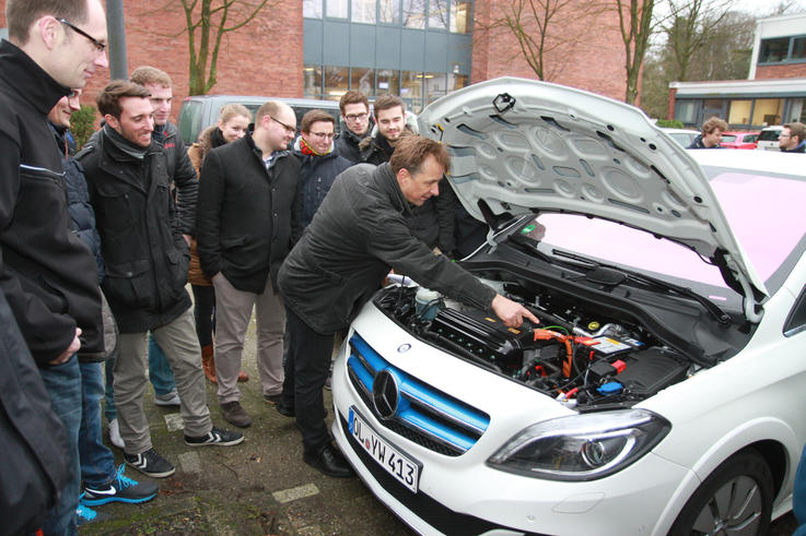 Die Studierenden inspizieren ein Elektrofahrzeug.