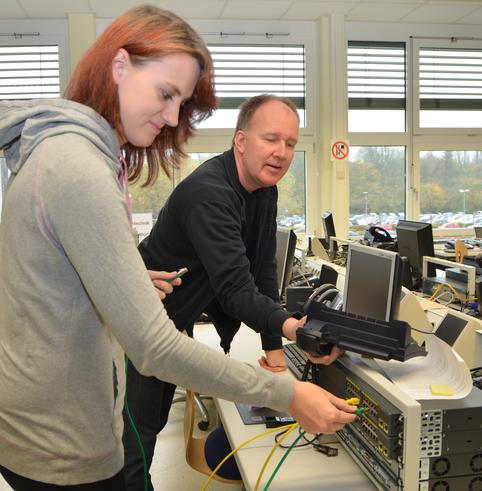 Sebastian Juch (r.) hat nach seiner Lehre und langjähriger Berufserfahrung den Sprung an die Jade Hochschule erfolgreich geschafft und kann sich jederzeit an den wissenschaftlichen Mitarbeiter Kai-Christian Struß wenden.<span>Foto:zb</span>