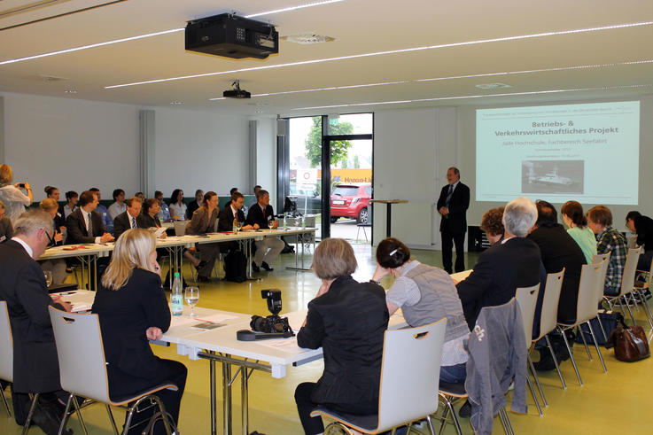 Prof. Dr. Klaus-Jürgen Windeck, Dekan des Fachbereichs Seefahrt der Jade Hochschule, begrüßte 20 Vertreter der maritimen Wirtschaft bei der Projektpräsentation. <span>Foto: Katrin Keller</span>