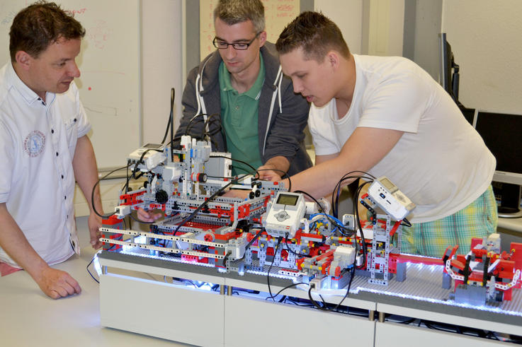 Andreas Baumgart und die Studierenden Jens Sterk und Henning Kranz (v.l.n.r.) bei den letzten Vorbereitungen für die IdeenExpo. <span>Foto: Hendrikje Brüning</span>