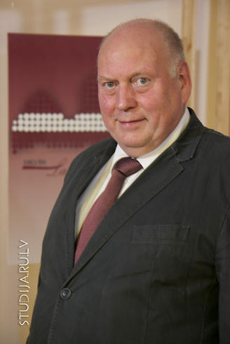 Prof. Dr.-Ing. Josef Timmerberg bot Projektwochen zu Automatisierungsthemen an, war Mitglied des Organisationsteams der internationalen Konferenzen und ist internationaler Prüfer im Studiengang Mechatronik