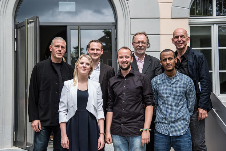 Preisträger (v.l.): Axel Mutert (VFA), Julia Wilken, Thilo Webermann, Melf Oetzmann, Jens Peter Thiessen (Studiendekan), Ahmed Shamuty, Lutz Beckmann (Dekan). <span>Foto: Andreas Rothaus</span>