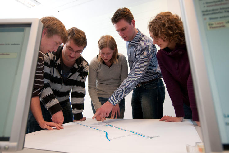 Die Studierenden erhalten individuelle Unterstützung von studentischen Mentoren und tauschen sich regelmäßig in Kleingruppen aus. <span>Foto: Michael Stephan/Jade HS</span>