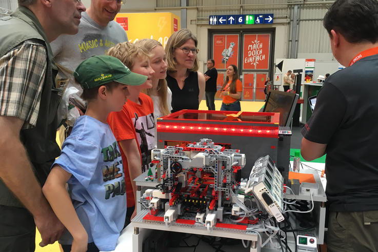 Die Produktionsstraße Papercube aus Lego Mindstorms lockte viele Besucher an den Stand der Jade Hochschule. <span>Foto: Marie Czubinzki/Jade HS</span>