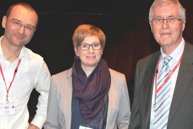 (v.l.) Prof. Dr. Tobias Moser (Präsident der Deutschen Gesellschaft für Audiologie), Doktorandin Anne Schlüter, Prof. Dr. Jürgen Kießling (Schriftleiter der Zeitschrift für Audiologie).