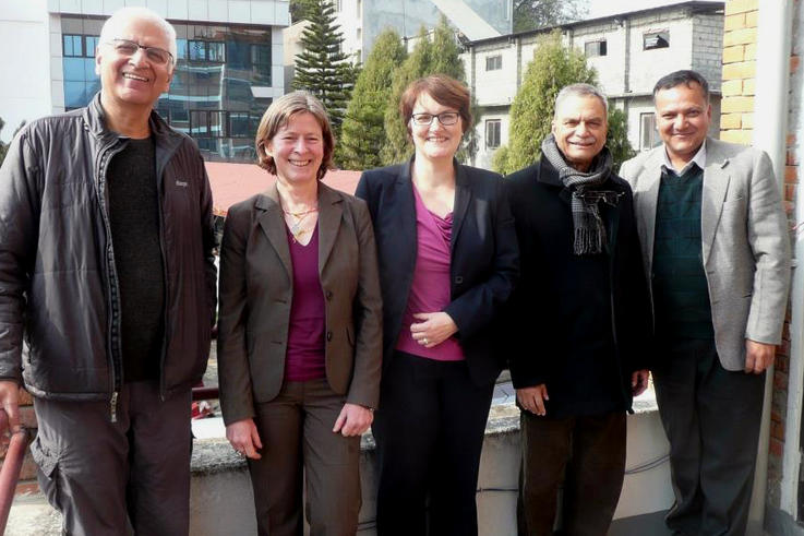 Beim Treffen in Nepal (von links): Kunda Dixit (Kathmandu University), Prof. Dr. Beate Illg, Prof. Dr. Eva Nowak (beide Jade Hochschule), Dr. Manesh Banskota und Sudarshan Dahal (beide Kathmandu University).