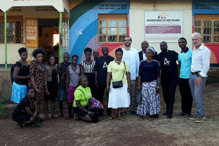 Prof. Peter Fank (re.) und Nabil El Schami (6.v.re) mit dem Team des Rainbow House of Hope. <span>Foto: Jade HS</span>