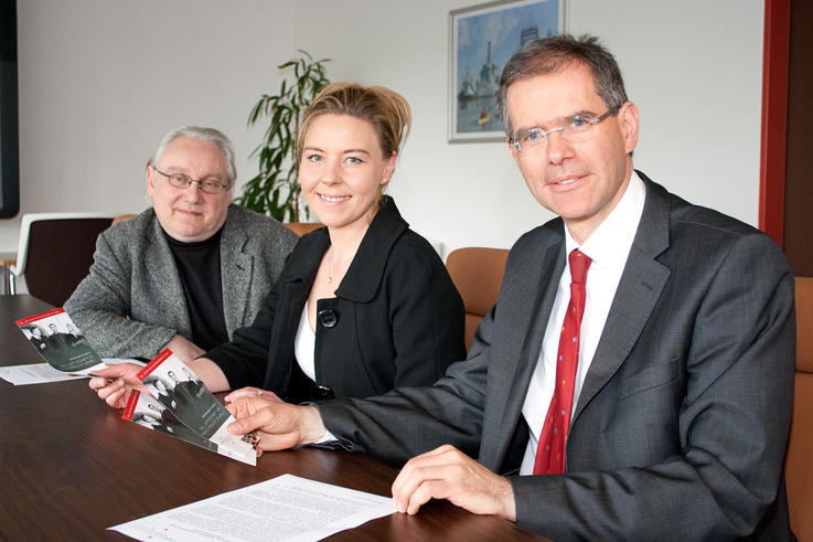 Freuen sich über das neue Studienangebot (v.l.): Studiendekan Prof. Dr. rer. pol. Matthias Kirspel, Dozentin Eva-Maria Geschonke und Dekan Prof. Dr. rer. oec. Gerd Hilligweg (Foto: Sonja Irouschek).