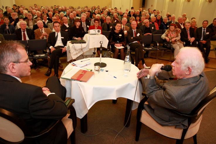 Der Dekan des Fachbereichs Wirtschaft Prof. Dr. Gerd Hilligweg leitete nach dem Vortrag eine Diskussionsrunde mit dem ehemaligen Ministerpräsidenten von Sachsen Prof. Dr. Kurt Biedenkopf.