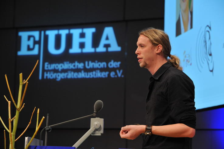 Simon Becker bei der Preisverleihung auf dem 57. Internationalen Hörgeräte-Akustiker-Kongress in Frankfurt. (Foto: Rechtnitz)