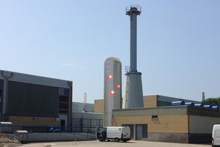 Im 14 Meter hohen Pufferspeicher (linker Turm) lassen sich ca. 2.500 Kilowattstunden der im Blockheizkraftwerk produzierten Wärme speichern. <span>Fotomontage: energielenker GmbH</span>